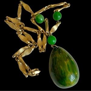 Vintage Spinach Green BAKELITE And Goldtone Necklace With Glass Spacers